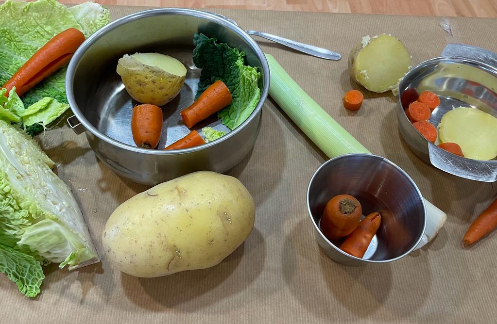 Experimentant amb els ingredients del caldo de Sta. Llúcia